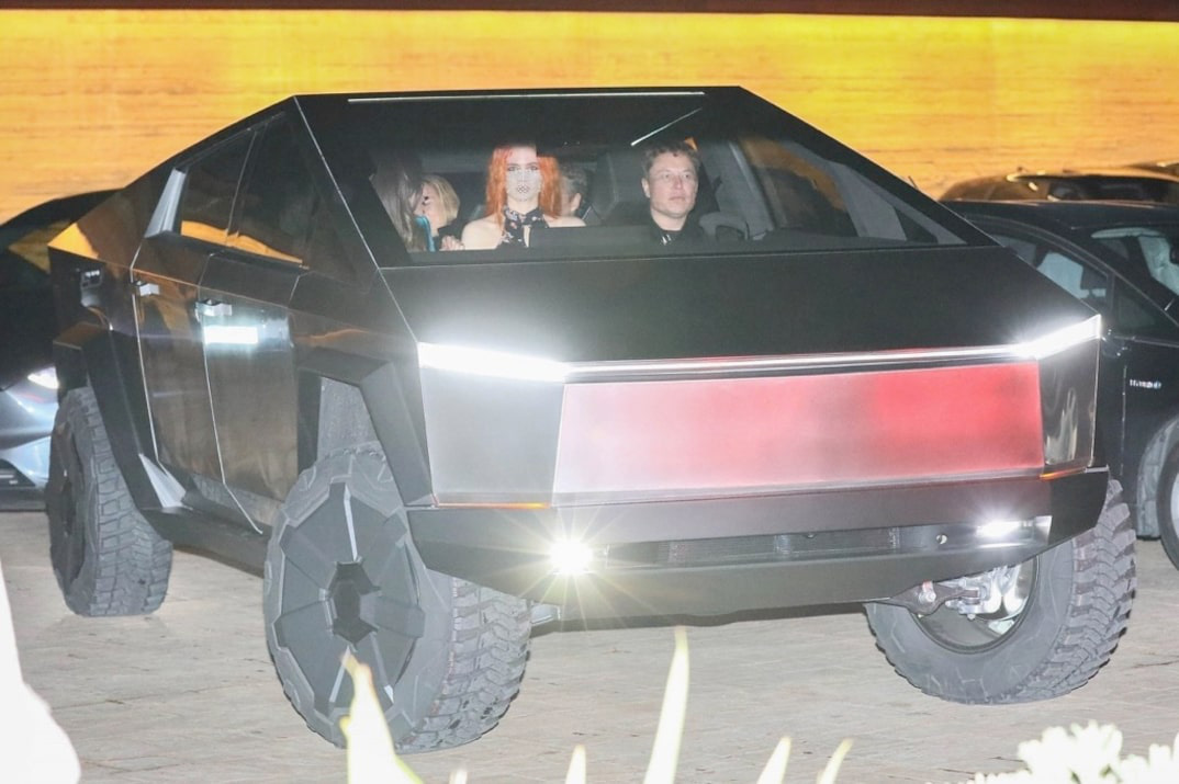 Tận dụng của nhà trồng được, Elon Musk lái Cybertruck ra ngoài ăn tối cùng bạn bè - Ảnh 2.