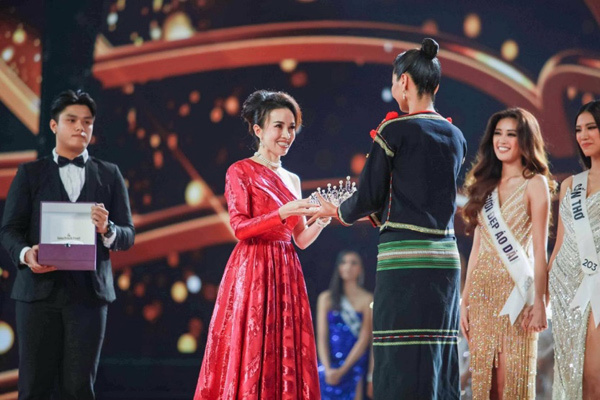 Giây phút tân hoa hậu Nguyễn Trần Khánh Vân nhận vương miện Brave Heart