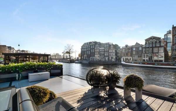 Bên trong 'cung điện nổi' xa xỉ trên sông ở Amsterdam