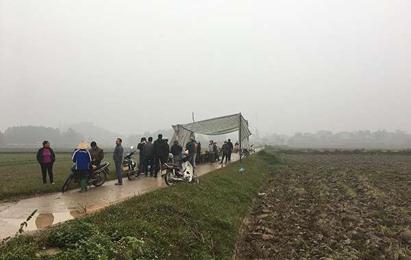 Dân Sóc Sơn lại dựng lều chặn xe vào bãi rác lớn nhất thủ đô