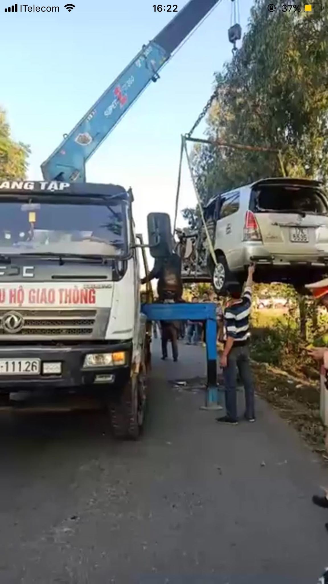 Xe Innova đâm lật xe tải ở Thái Bình, 6 người bị thương nặng