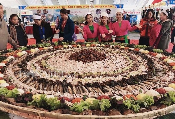 Mâm cỗ lá đặc sắc xứ Mường xác lập kỷ lục Việt Nam