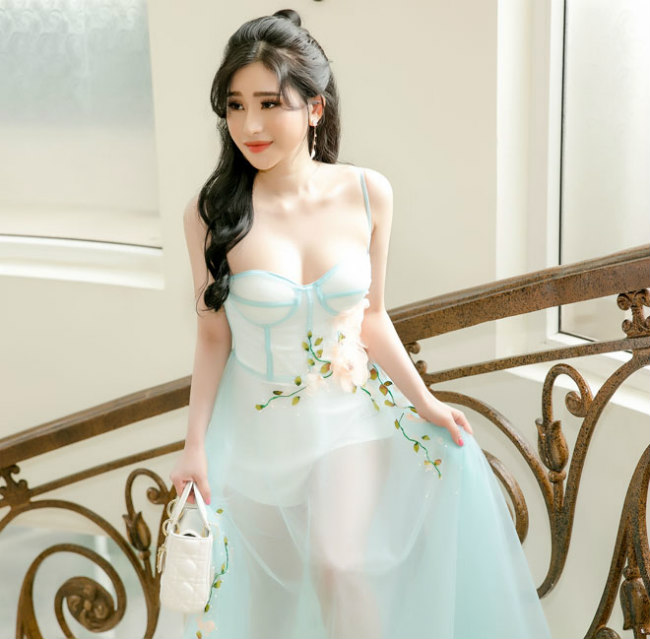 Hot girl Ivy Le- vợ cũ của nam ca sĩ Hồ Quang Hiếu cũng diện váy màu xanh có chất liệu xuyên thấu, với những đường may cắt cúp tinh tế, khéo khoe đường cong hình thể.