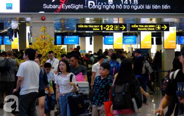 Cận ngày giao thừa, sân bay Tân Sơn Nhất lại 'vỡ trận': Biển người chờ la liệt, trẻ mệt nhoài theo bố mẹ về quê