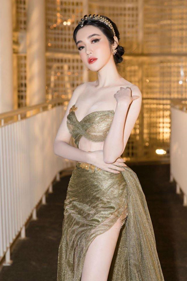 Elly Trần thường xuyên diện kiểu váy gây mê này.