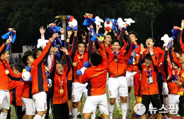 Bóng đá Việt Nam năm 2020: VFF bước tới, thầy Park vững chiêu
