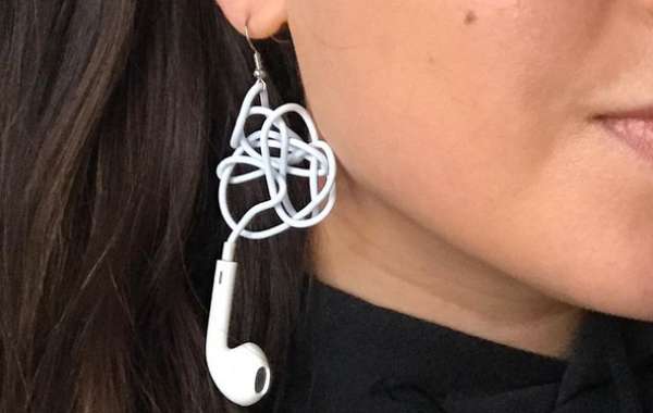 Internet thích thú với mẫu khuyên tai làm từ EarPods bị rối dây, có giá gần 1 triệu đồng