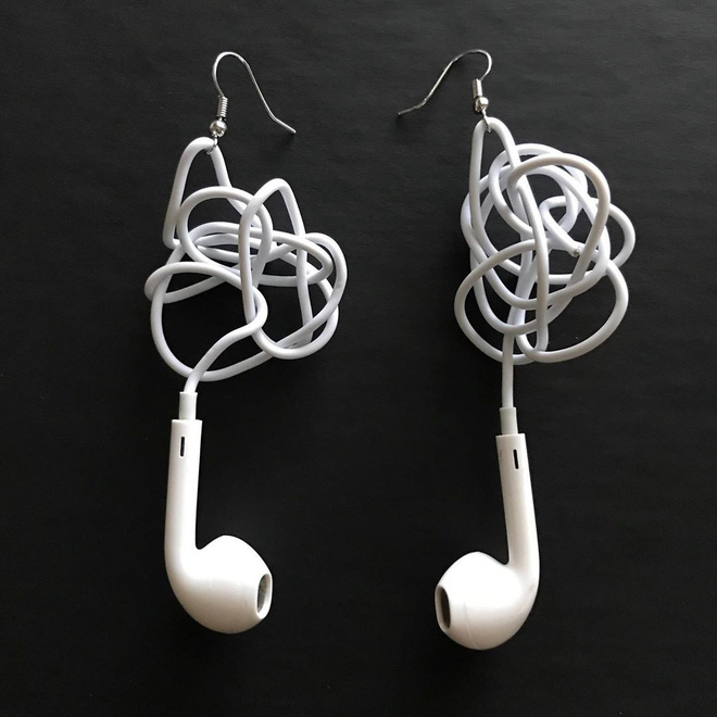 Internet thích thú với mẫu khuyên tai làm từ EarPods bị rối dây, có giá gần 1 triệu đồng - Ảnh 1.