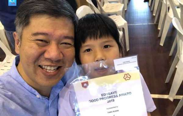 Bé gái thất vọng khi được Bộ Giáo dục Singapore thưởng tiền