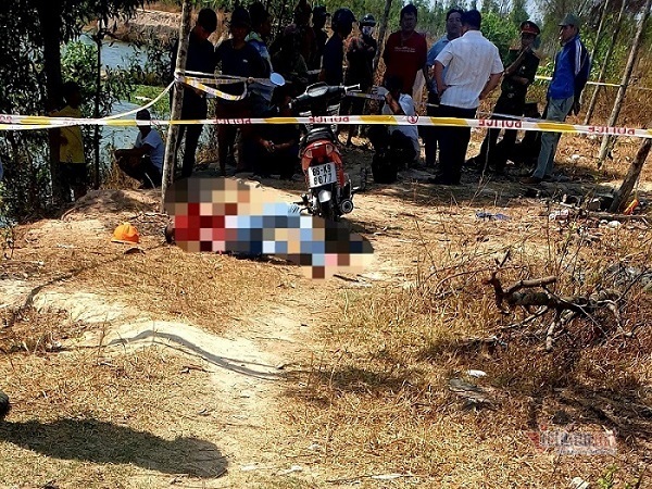 Thanh niên nghi bị sát hại, gục chết cạnh xe máy ngày mùng 4 Tết