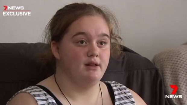 Cô bé 14 tuổi nhập viện vì nuốt phải kim trong táo mua siêu thị - 1