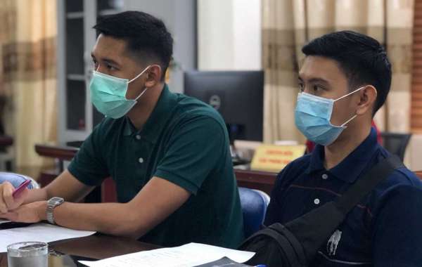 Hai trong nhóm năm sinh viên tình nguyện của SJ Việt Nam từ Brunei bắt đầu chương trình làm việc tại Việt Nam