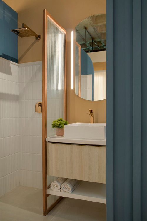 Nhà nhỏ nên gia chủ không lựa chọn bồn tắm mà sử dụng phương án dùng vòi sen. 