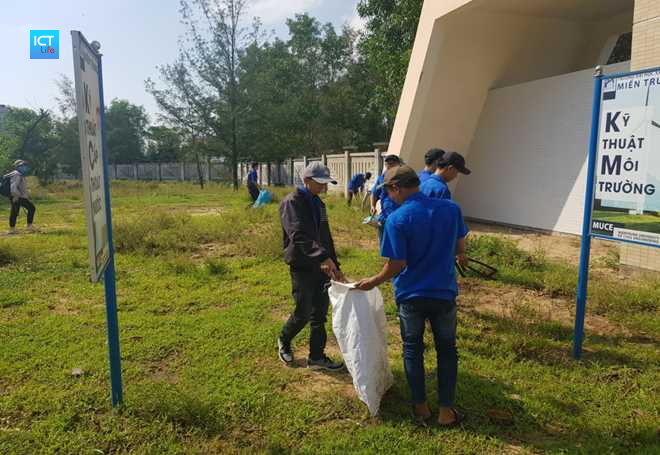 Sinh viên MUCE làm sạch khuôn viên trường