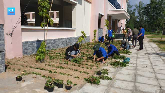 Giảng viên và sinh viên MUCE cùng tham gia trồng cây