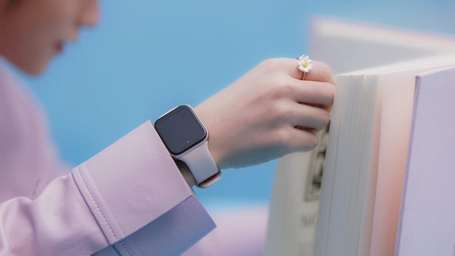 Té ngửa với chiếc đồng hồ Sơn Tùng M-TP đeo trong MV mới: Nhìn xa cứ ngỡ Apple, nhìn gần mới biết thì ra… Oppo - Ảnh 1.