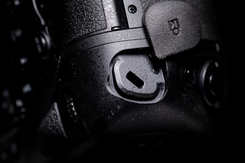 Trên tay máy ảnh cao cấp Nikon D6: Có cả khóa chống trộm Kensington giống như laptop - Ảnh 12.