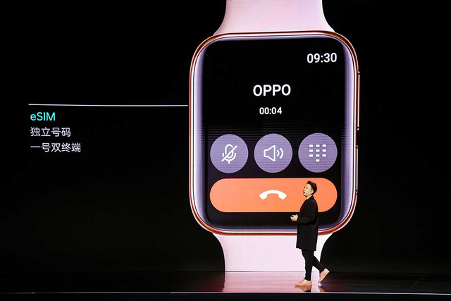 Té ngửa với chiếc đồng hồ Sơn Tùng M-TP đeo trong MV mới: Nhìn xa cứ ngỡ Apple, nhìn gần mới biết thì ra… Oppo - Ảnh 4.